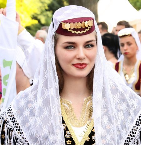 Боснийские девушки