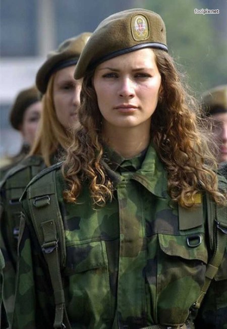 Девушки военнослужащие