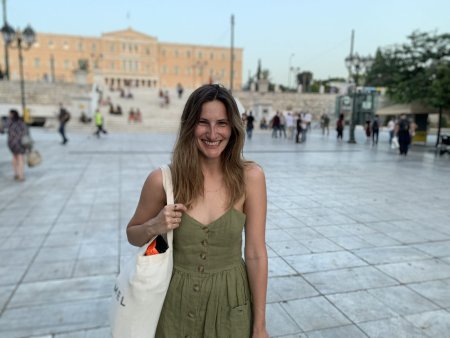 Греческие девушки на улице