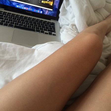 Ноги на кровати