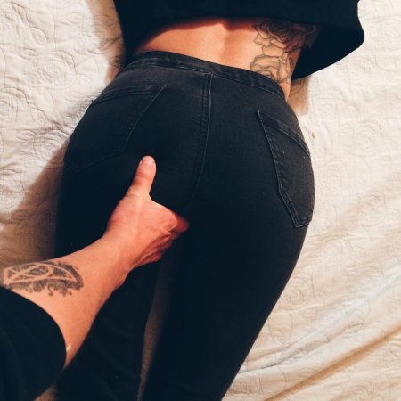 Держит за ягодицы