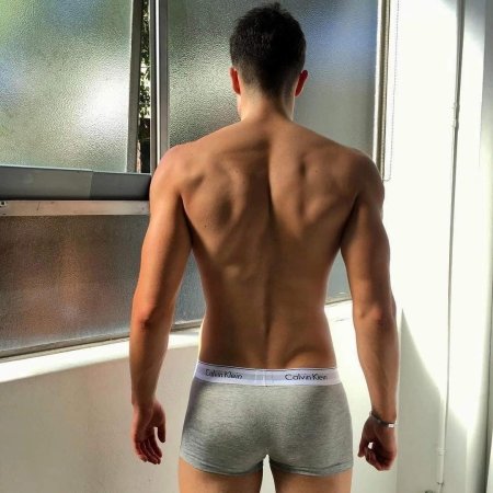 Красивые стройные юноши