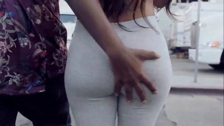 Сжал ягодицы