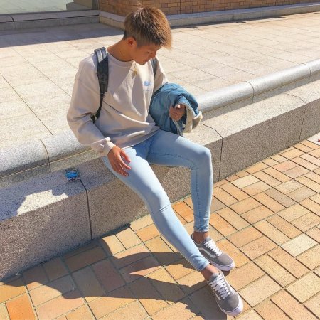 Мальчики в обтягивающих джинсах