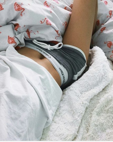 Женское тело на кровати