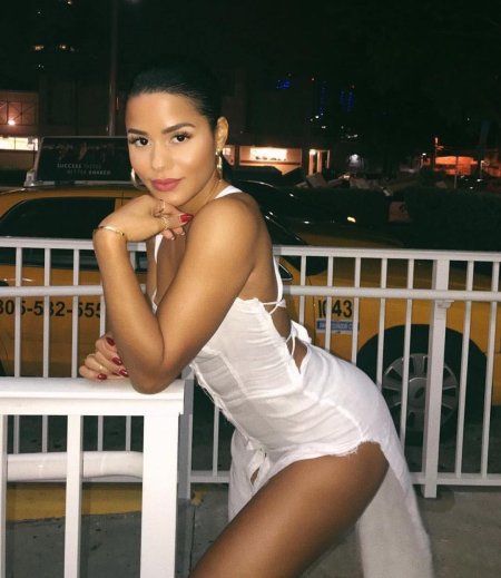 Киргизка в платье