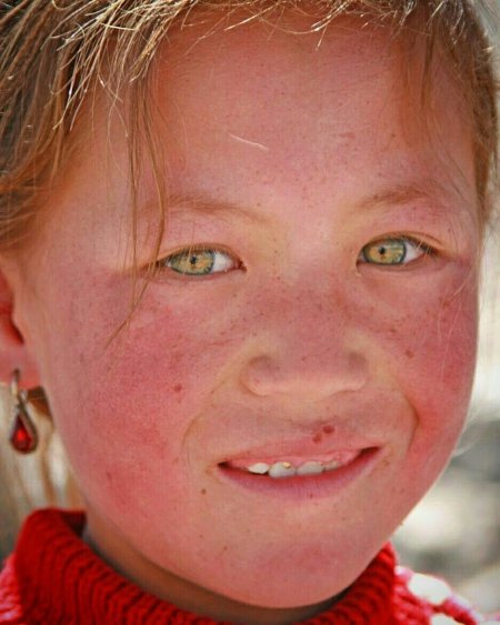 Монголы с голубыми глазами