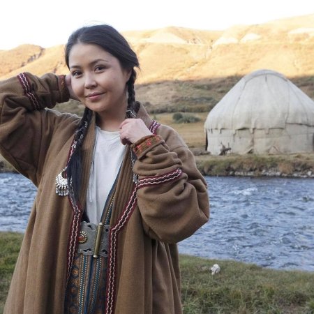 Кыргызские девушки в национальной одежде