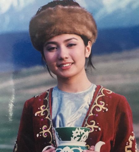 Казашка в национальном костюме