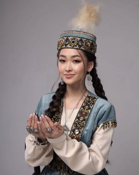 Казахские девушки в национальной одежде