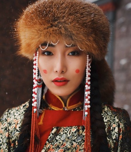 Ольга Булгутова в национальном костюме