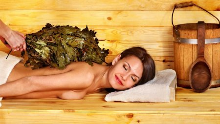 Женщина в бане с веником