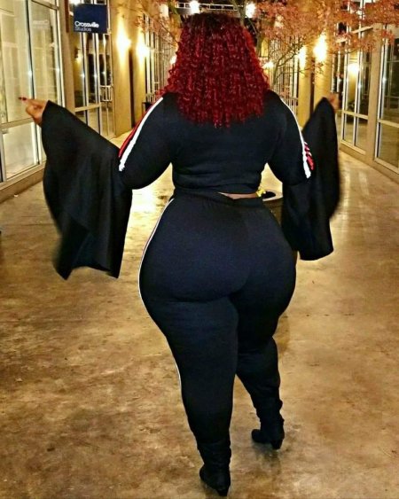 Огромные бедра