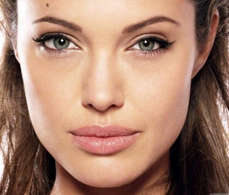 Анджелина Джоли анфас