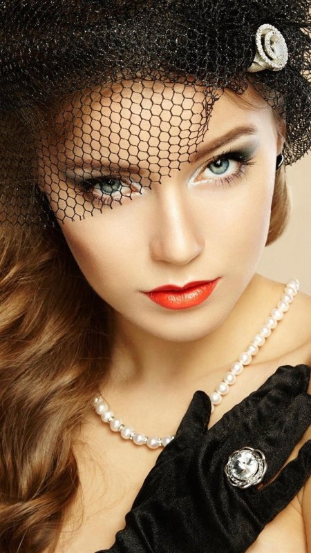 Женщина в шляпке с вуалью