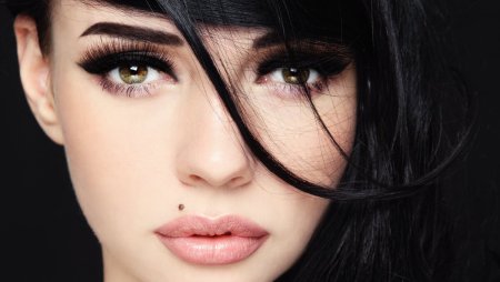 Макияж с черными волосами и карими глазами