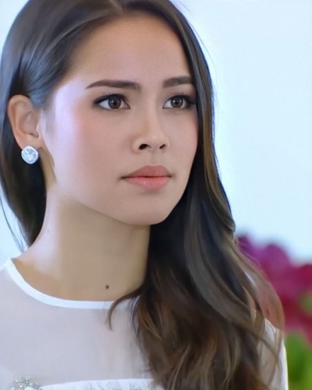 Актриса Яя урассая