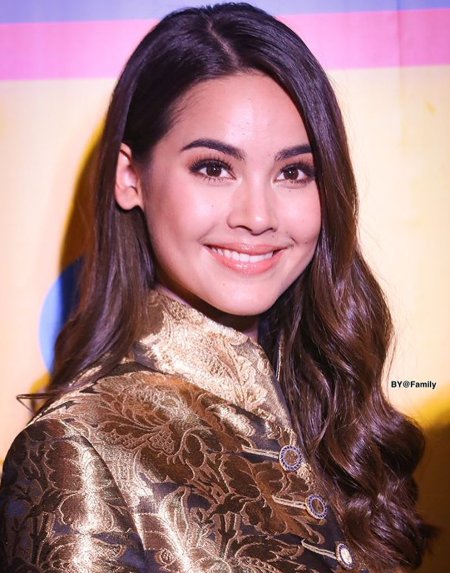 Актриса Яя урассая