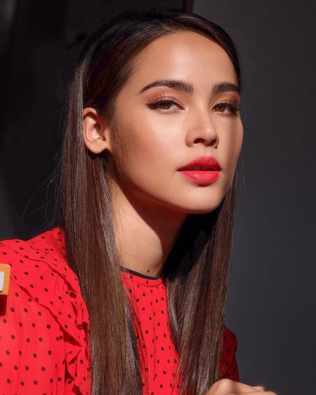 Актриса Яя урассая