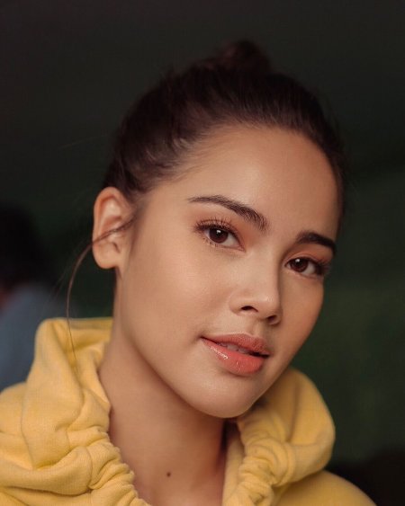 Актриса Яя урассая