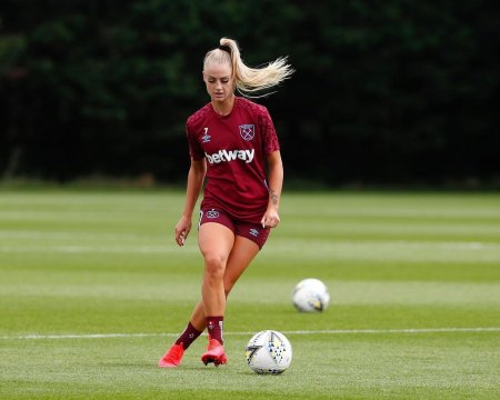 Алиша Лехман футболистка