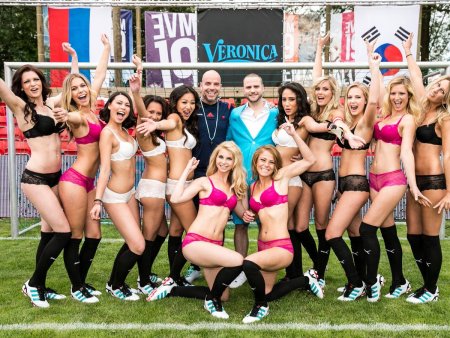 Футболистки в купальниках