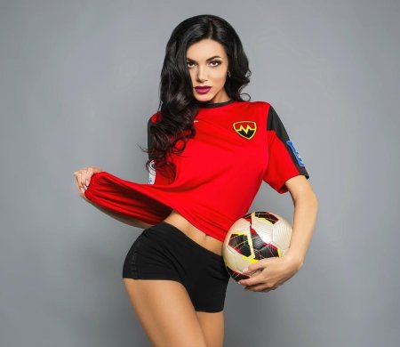 Девушки в футболках футболистов