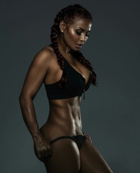 Модель Андреа БИК асс мулатка