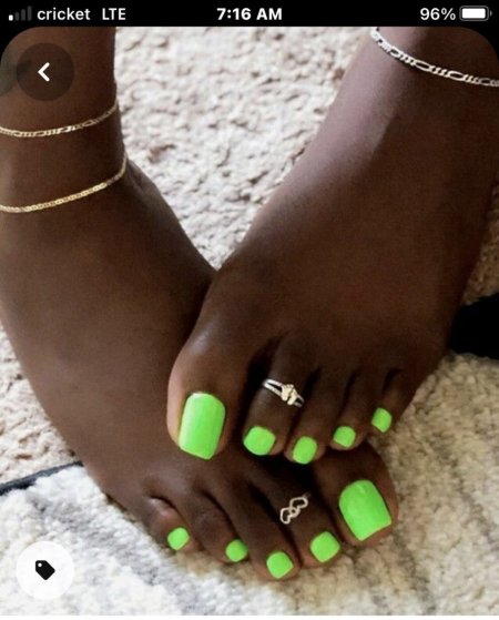 Педикюр зеленый