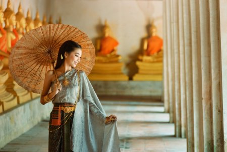 Тайка в национальной одежде