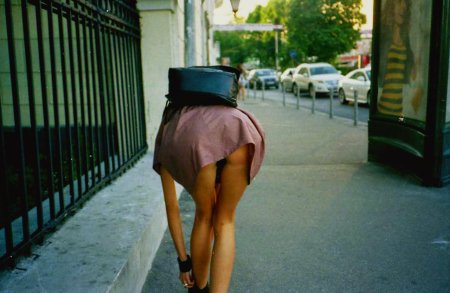 Женщина наклонилась