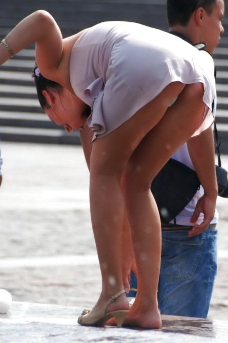 Женщина наклонилась