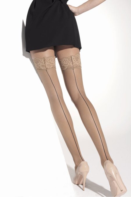 Бежевые чулки с черной резинкой