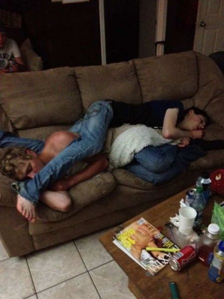 Пьяные спят в квартире
