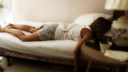 Девушка спит на диване