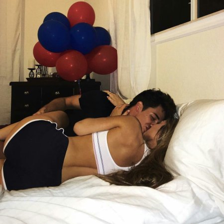 Парень и девушка в коавати