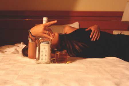 Девушка с вином