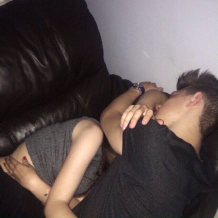 Пьяная брюнетка