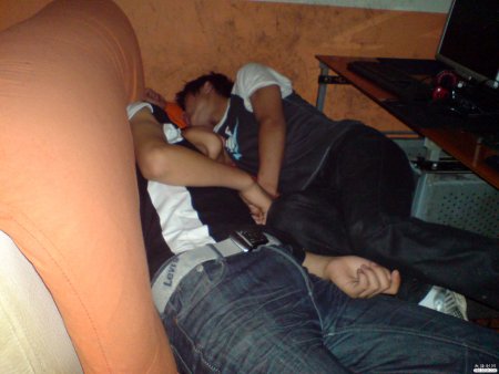 Пьяные девушки в постели