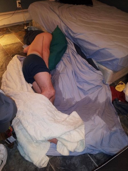 Пьяная женщина в кровати