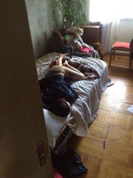 Спит в общаге