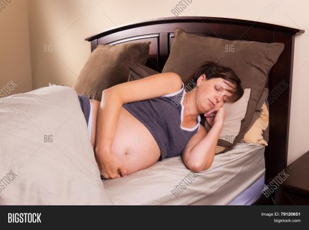 Взрослая женщина на кровати