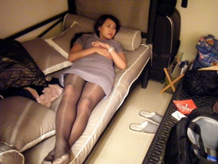 Женщины в колготках в поезде