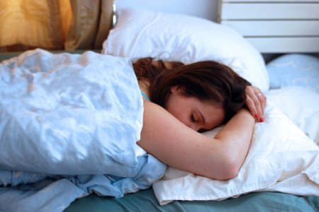 Девушка спит