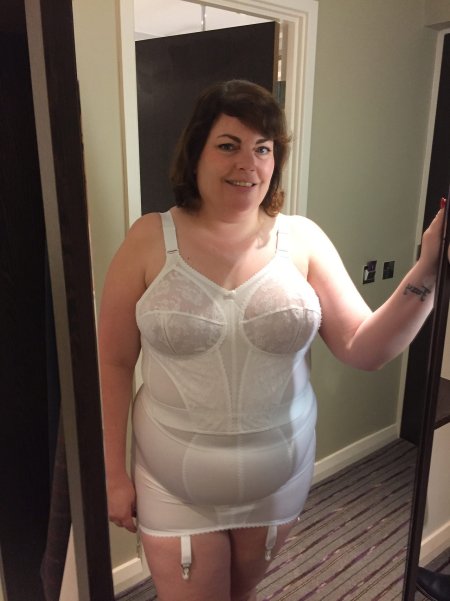 Старые женщины в бюстгалтерах