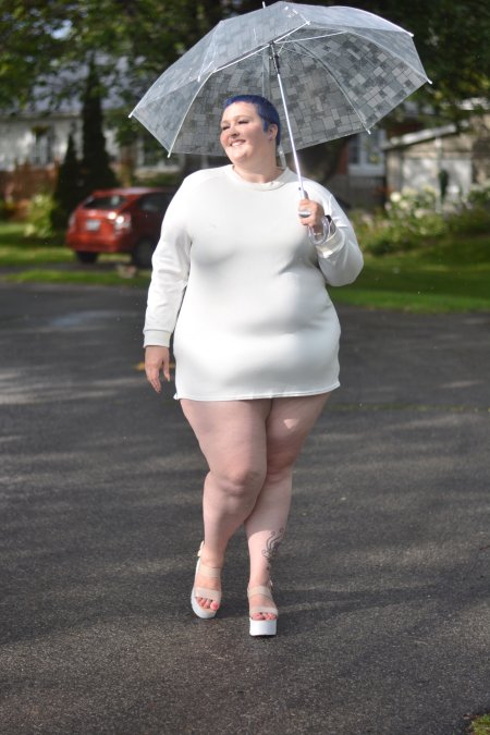 Толстая женщина в платье