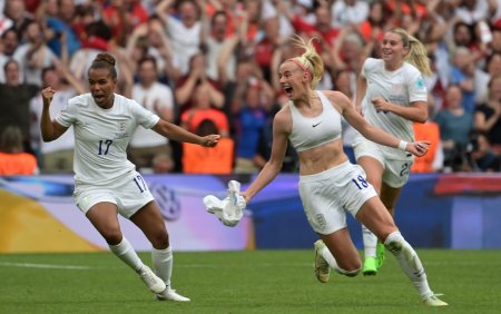 Хлоя Келли футболистка