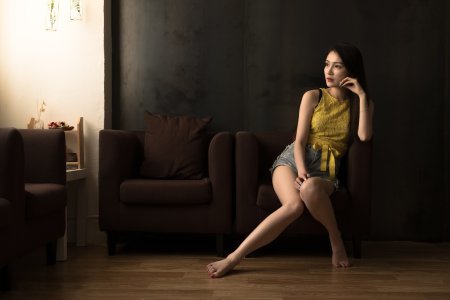 Босая женщина в кресле