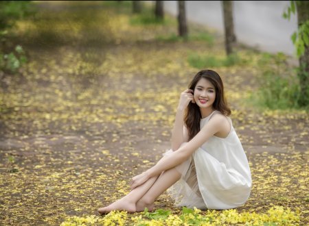 Девочка в азиатском платье босиком