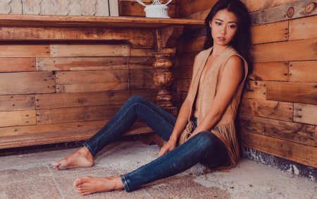 Босые азиатские девушки в джинсах